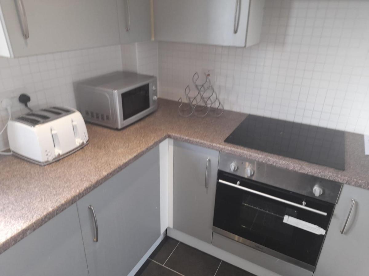 Penthouse Apartment Free Wi-Fi & Parking Occasional Bed Available 솔리헐 외부 사진