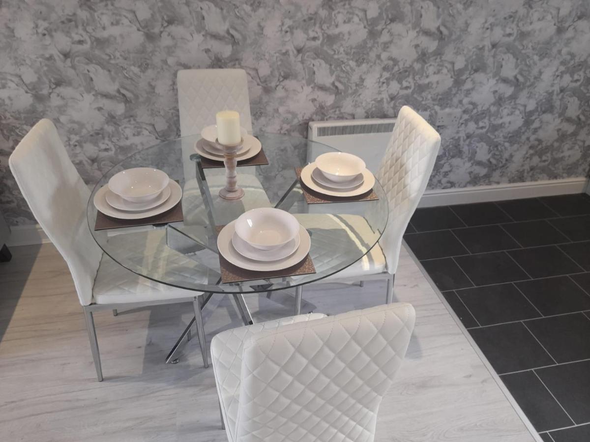 Penthouse Apartment Free Wi-Fi & Parking Occasional Bed Available 솔리헐 외부 사진