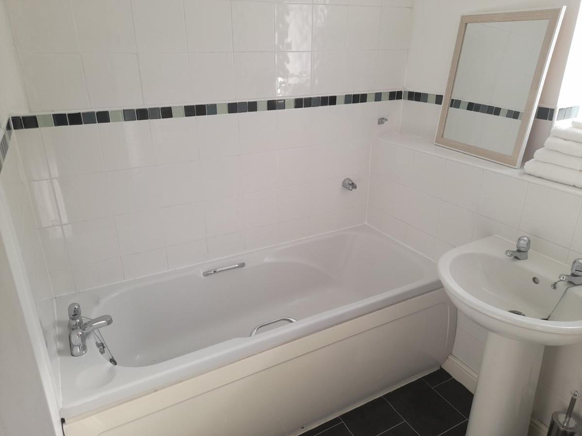 Penthouse Apartment Free Wi-Fi & Parking Occasional Bed Available 솔리헐 외부 사진